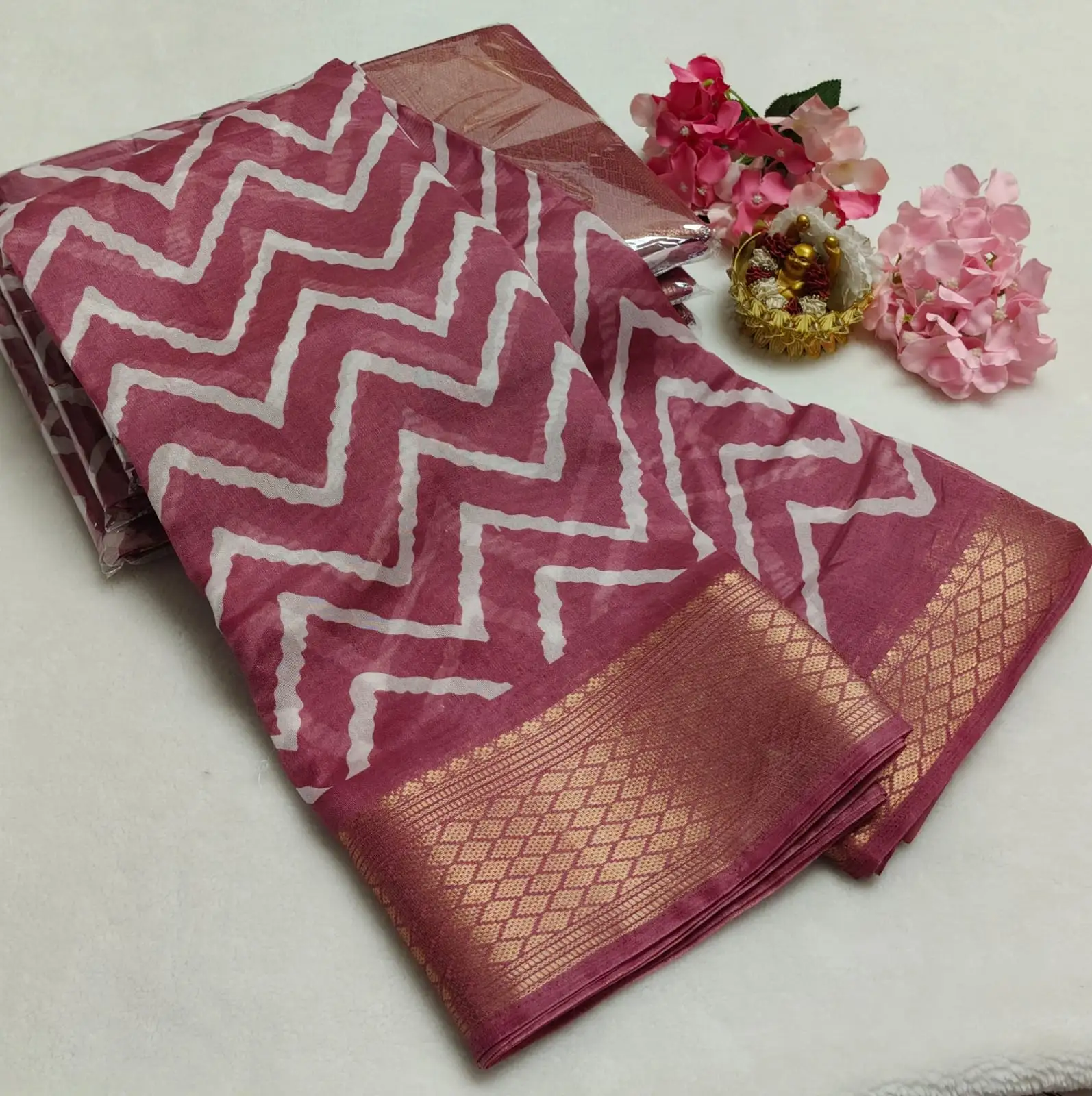 Chevron Wave Banarasi Border Dolla Silk Saree